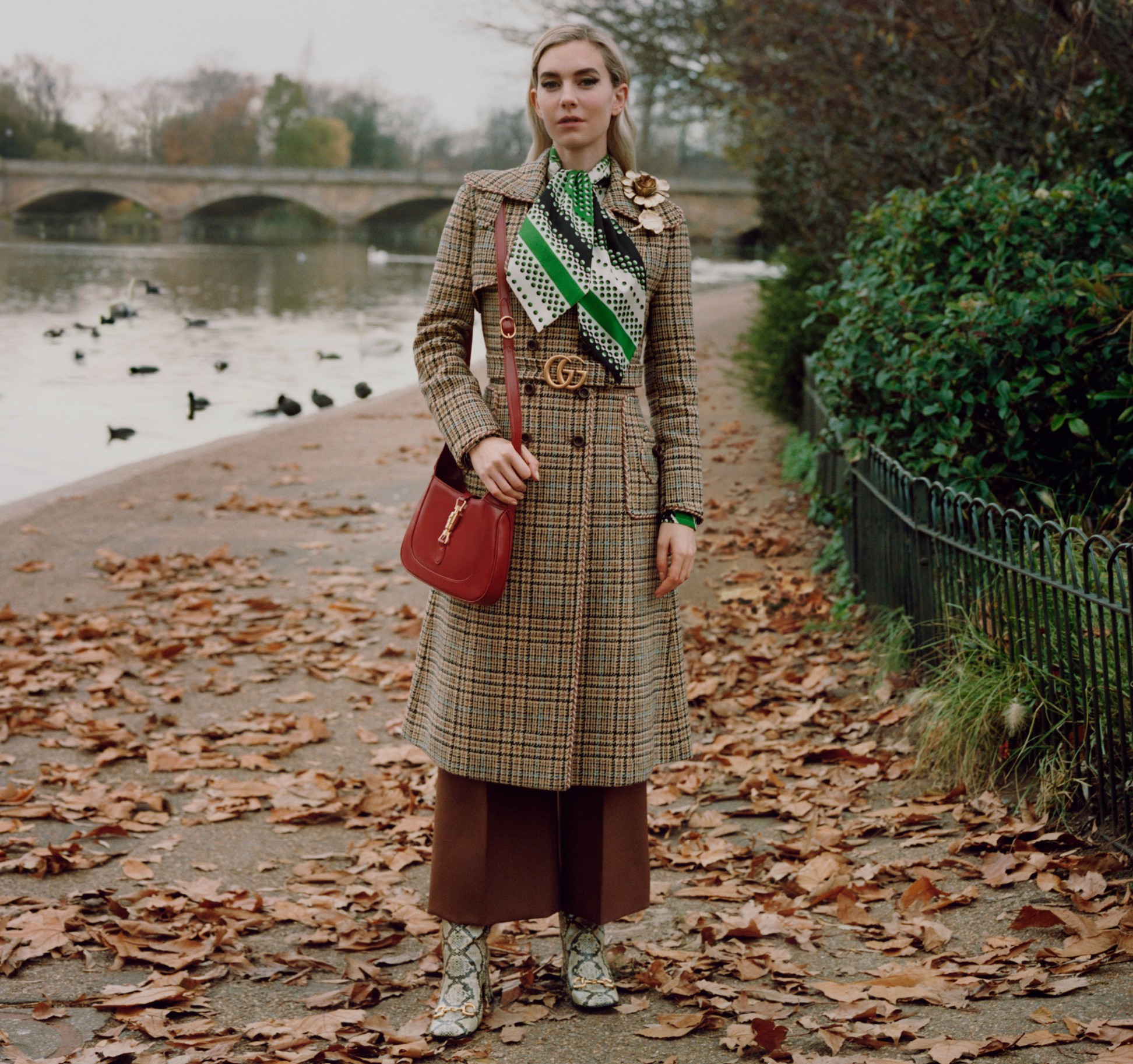 Vanessa Kirby na campanha Gucci: Winter in the Park, com o modelo Jackie 1961 (Foto: Divulgação)