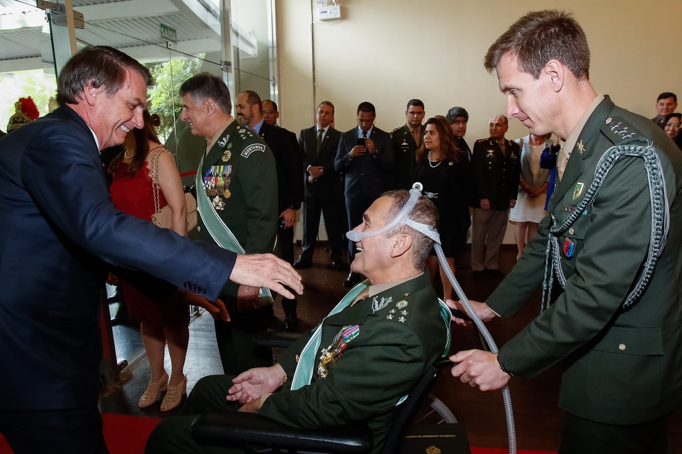 Bolsonaro cumprimentou o ex-comandante do ExÃ©rcito Eduardo Villas BÃ´as nesta sexta-feira (11), na cerimÃ´nia de troca do comando â€” Foto: Marcos CorrÃªa/PR