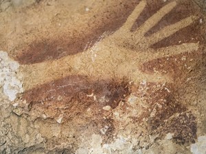 Formato de mão é visto em caverna na Indonésia (Foto: AP Photo/Kinez Riza, Nature Magazine)