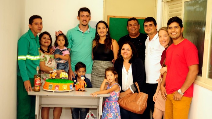 Família e amigos de Ednilson participaram da defesa do TCC dele, em Guarabira — Foto: Dje Silva/Ednilson Silva/Arquivo pessoal