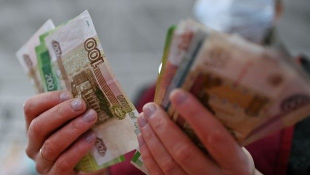 A economia russa, que já sofre com a queda do rublo, seria atingida com uma saída do Swift (Foto: Reuters)
