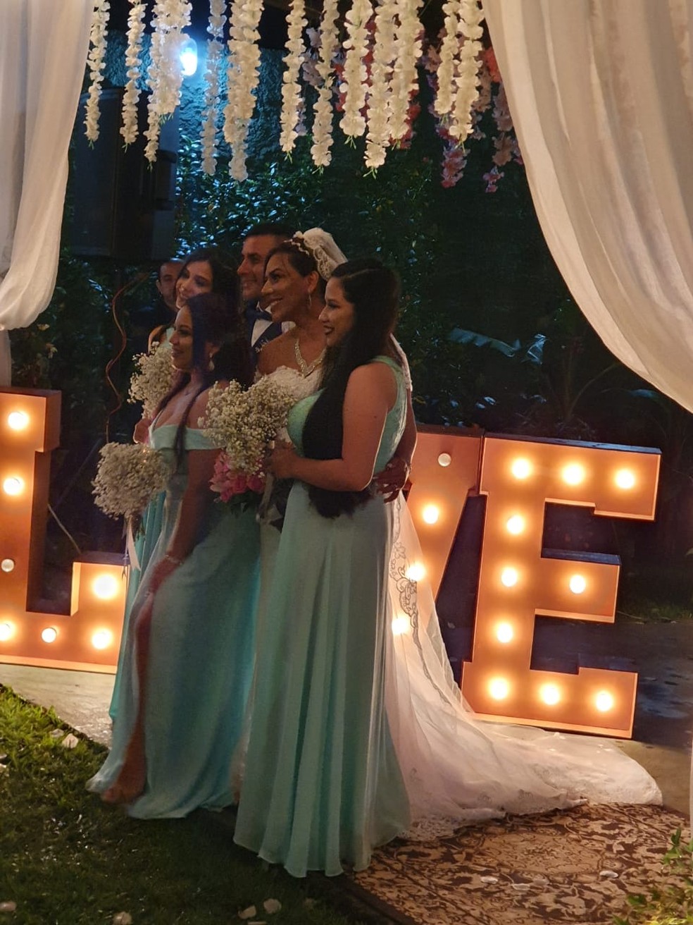 Noiva com filhas em casamento no último domingo (15) em Campo Grande — Foto: Patrícia Ramos/Arquivo Pessoal