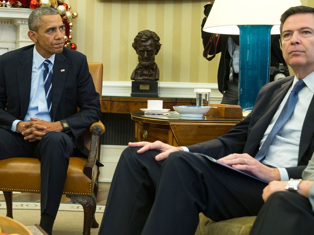 Obama recebeu o diretor do FBI, James Corley, na Sala Oval da Casa Branca (Foto: AP Photo/Evan Vucci)