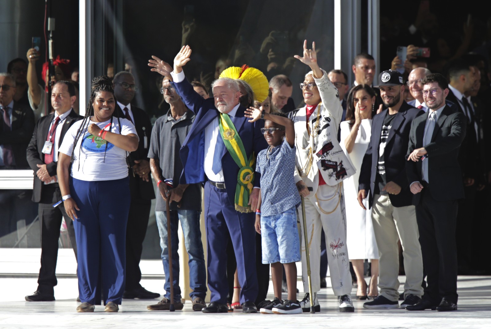 Lula preenche ausência do antecessor por representantes do povo brasileiro na passagem da faixa presidencial — Foto: Domingos Peixoto/Agência O Globo
