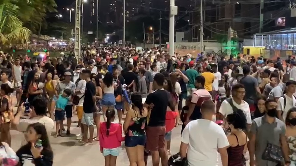 Polícia Militar faz operação para combater aglomerações de pessoas na orla de João Pessoa  — Foto: Walter Paparazzo/G1