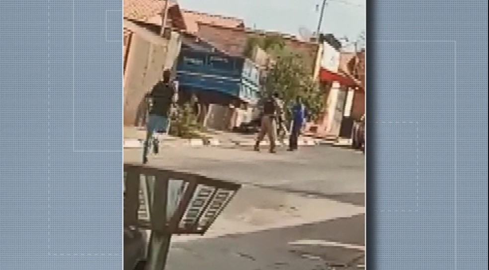 Policial militar atira à queima roupa em mulher durante prisão do filho dela em Passos (MG) — Foto: Reprodução/EPTV 