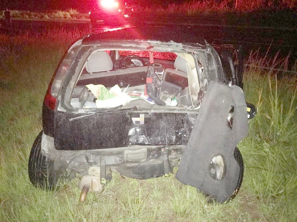 Colisão entre caminhão e dois carros na BR-101 deixa três feridos em Gameleira — Foto: PRF/Divulgação