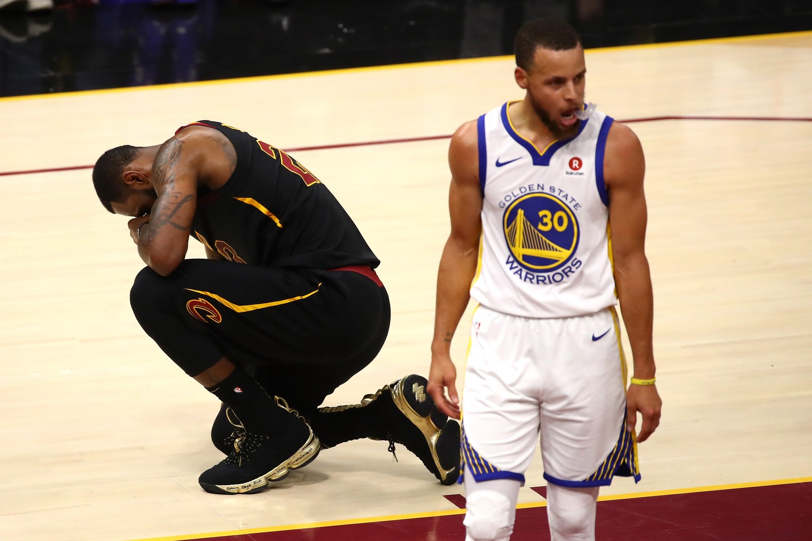 Stephen Curry lidera os Warriors na decisão com LeBron agachado ao fundo (Foto: Gregory Shamus/Getty Images)