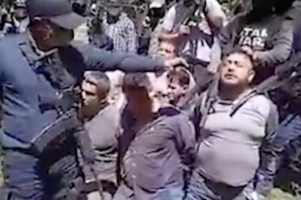 Cena do vídeo chocante que mostra membros de um cartel mexicano alinhando rivais para execução (Foto: Twitter)