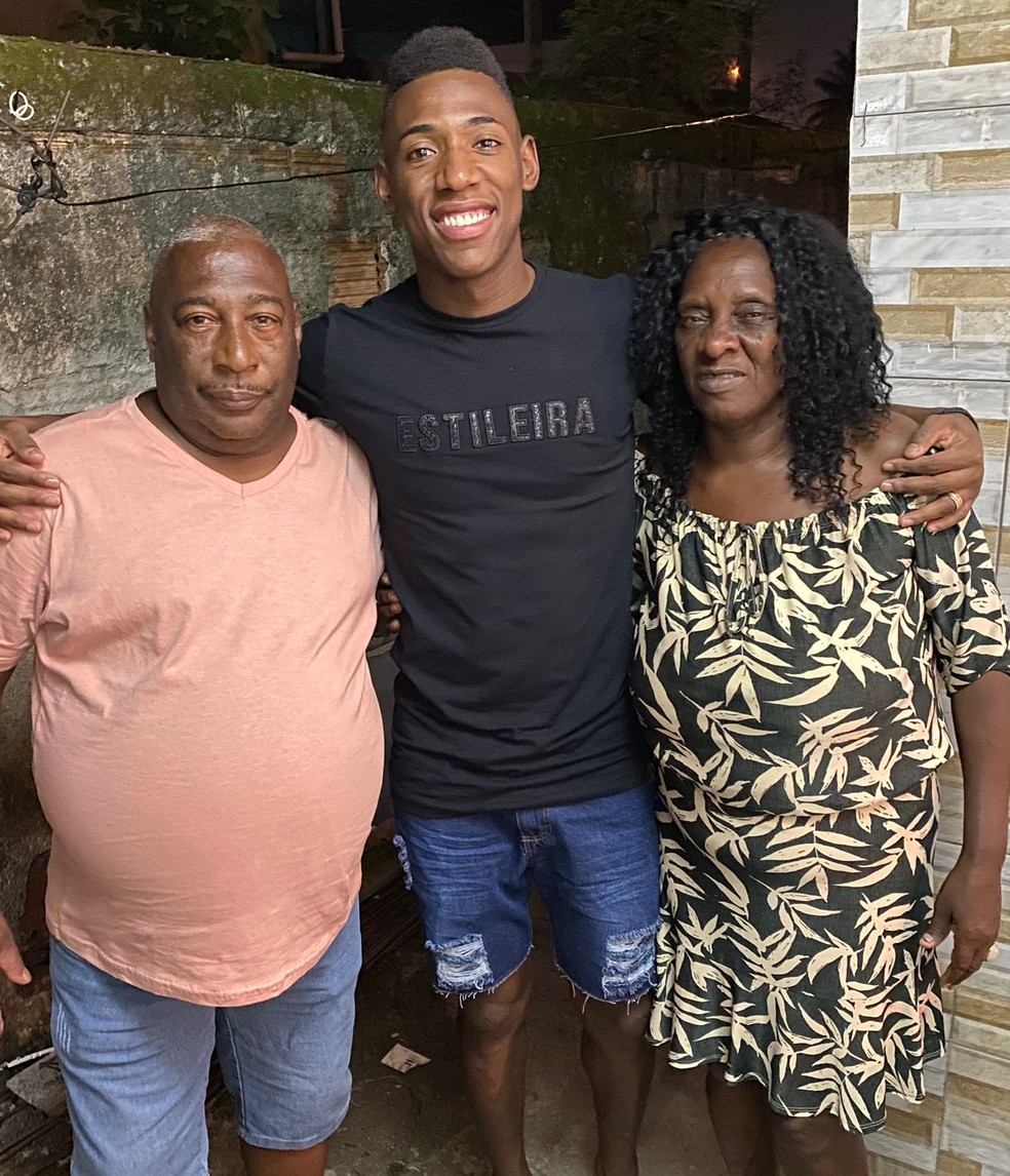 Léo, zagueiro do Vasco, ao lado dos pais — Foto: Arquivo Pessoal