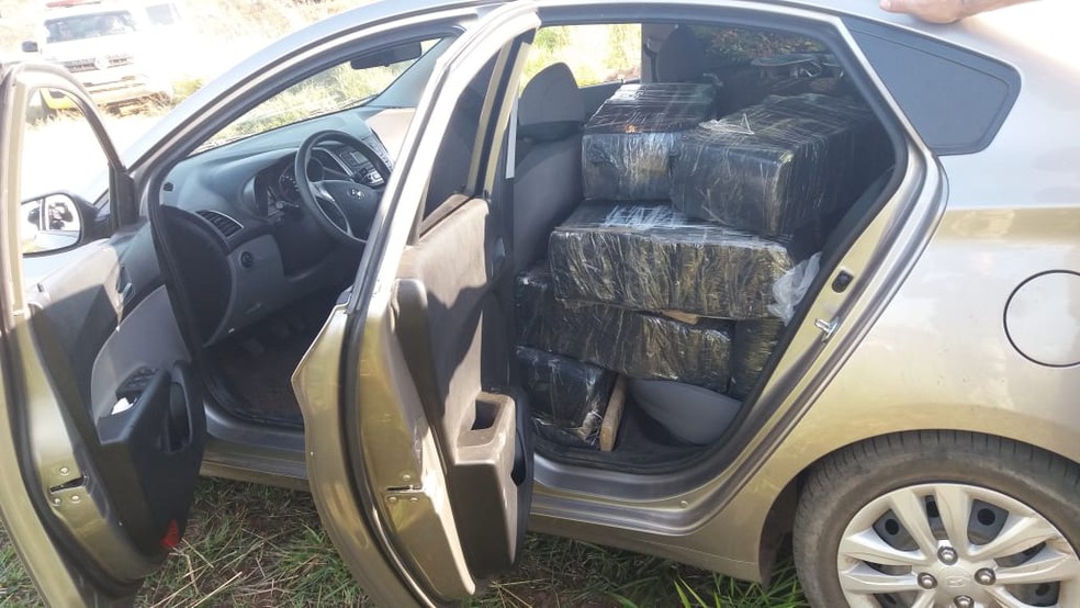 Havia tijolos de maconha também no interior do carro somando 585 quilos da droga (Foto: Polícia Rodoviária Federal / Divulgação )