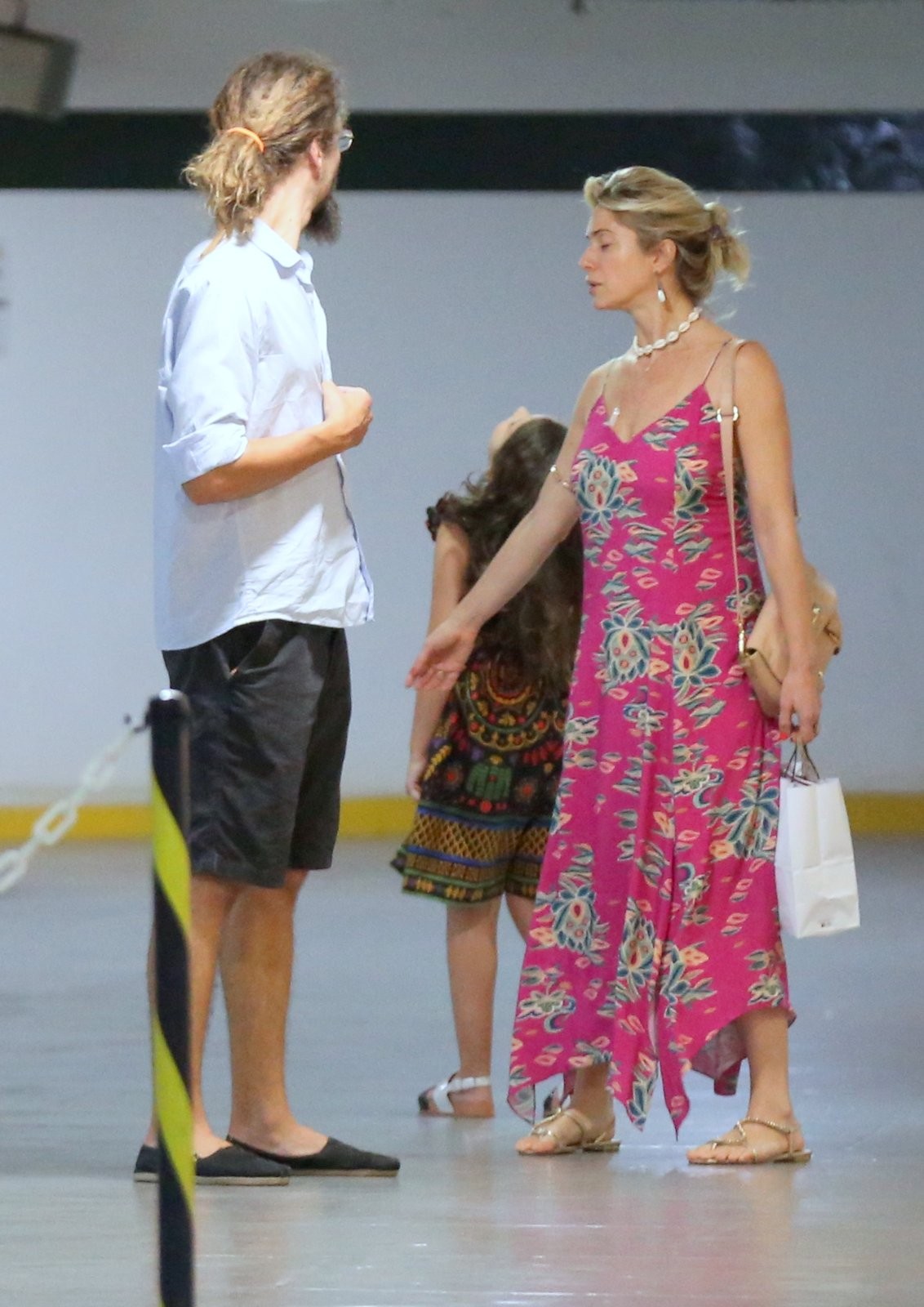 Letícia Spiller e namorado com filha com uma amiguinha  (Foto: AGNEWS)