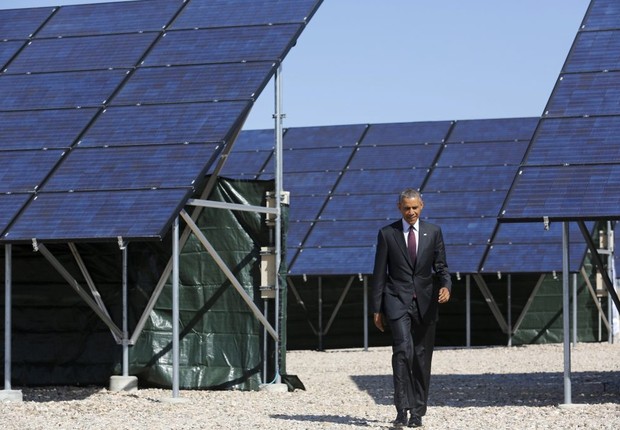 O então presidente norte-americano Barack Obama visita uma fazenda de energia solar em Utah em 2015 (Foto:  Jonathan Ernst/Reuters)