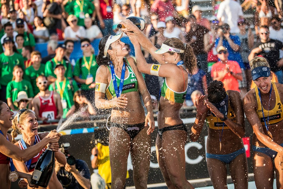 Larissa e Talita celebram vitória na Croácia (Foto: Divulgação/FIVB)