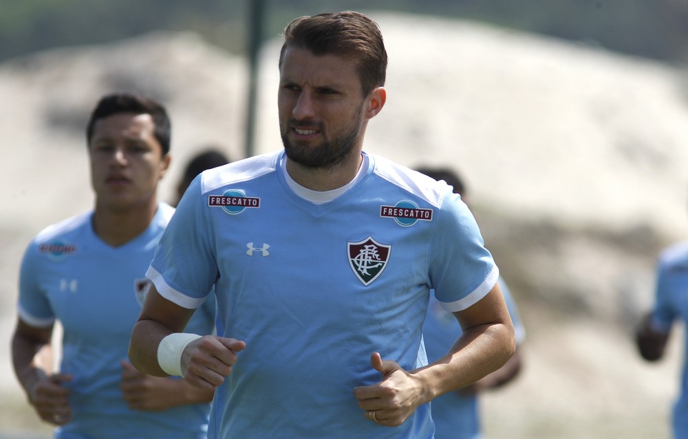 Fora do Flu, Henrique volta à mira do Corinthians; Carille faz elogios