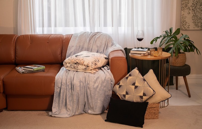 Estrela da sala de estar, o sofá é destaque na decoração de qualquer casa. (Foto: Reprodução/Shoptime)