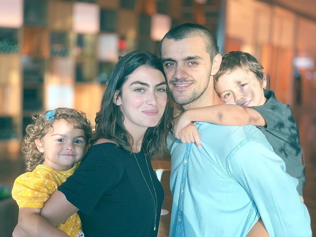 Felipe SImas com a mulher, Mariana Uhlmann, e os filhos, Joaquim e Maria (Foto: Reprodução/Instagram)