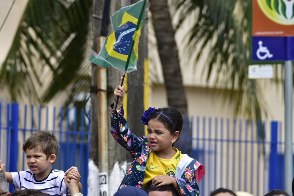 PÃºblico se juntou na Avenida Prudente de Morais, em Natal, para ver o desfile de 7 de Setembro â€” Foto: Pedro Vitorino