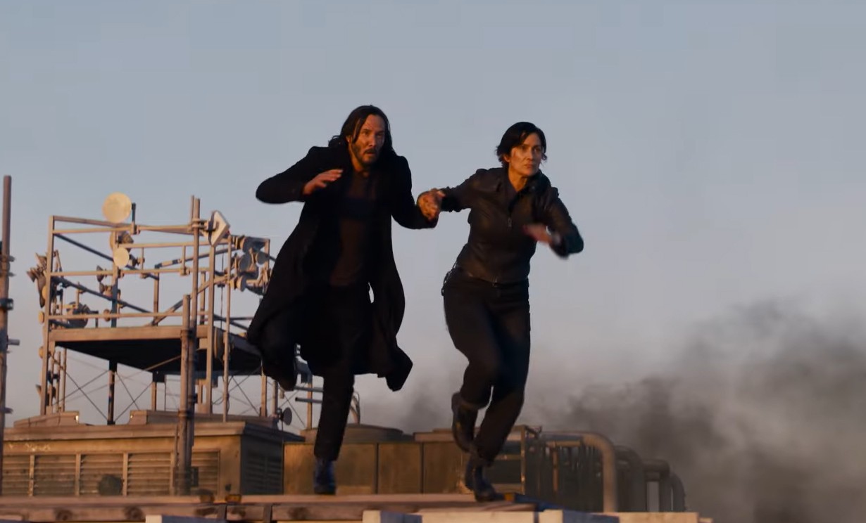 Neo (Keanu Reeves) e Trinity (Carrie-Anne Moss) em Matrix Ressurrections (2021) (Foto: Reprodução)