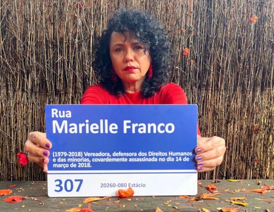 Dadá Coelho segura a placa em homenagem a Marielle Franco