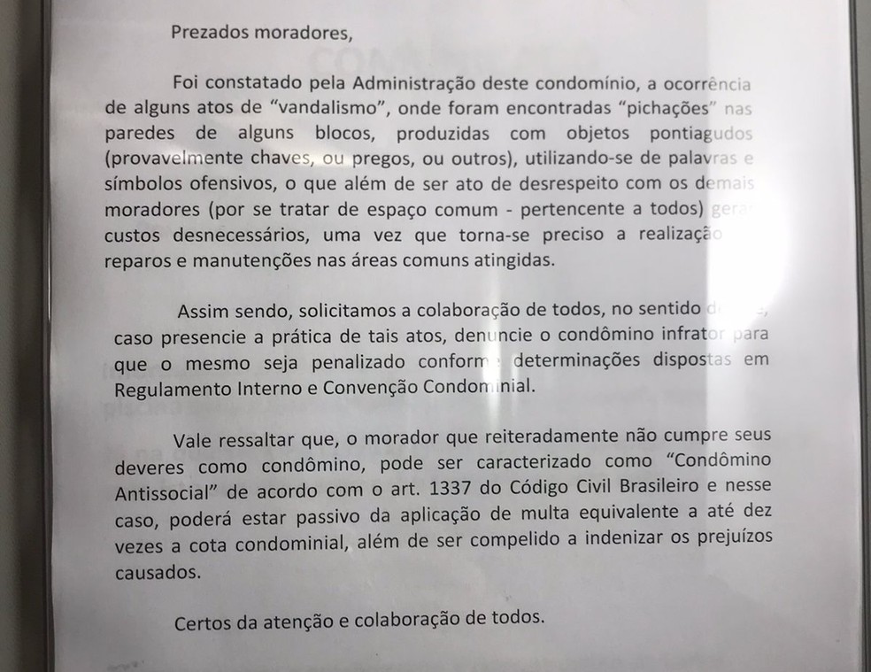 “Nota de repúdio” colocada no elevador do prédio na qual constata e confirma o caso, informando ser um símbolo ofensivo e um ato de desrespeito com os demais moradores — Foto: Arquivo Pessoal