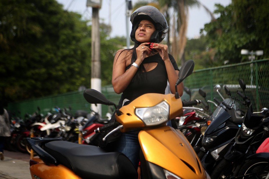 Cotidiano: Elisama Oliveira usa a moto para se deslocar e levar o filho na escola