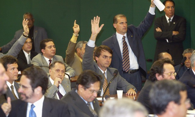 O então deputado Jair Bolsonaro vota contra Estatuto do Desarmamento, em 2003, ao lado de Onyx Lorenzoni