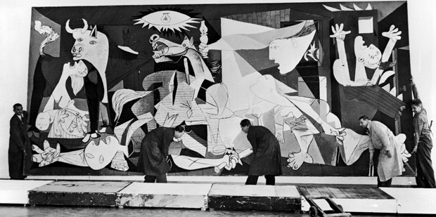Homens trabalham na exposição de 'Guernica' em 1956 em Amsterdam  (Foto: Getty Images)