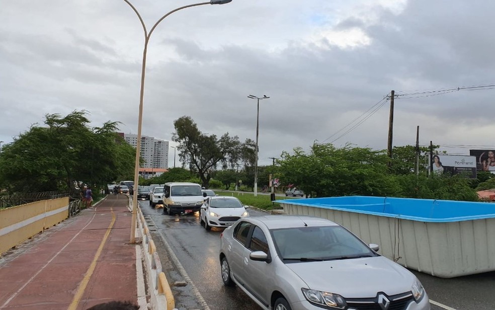 Piscina cai em avenida de Aracaju — Foto: Sargento Vieira