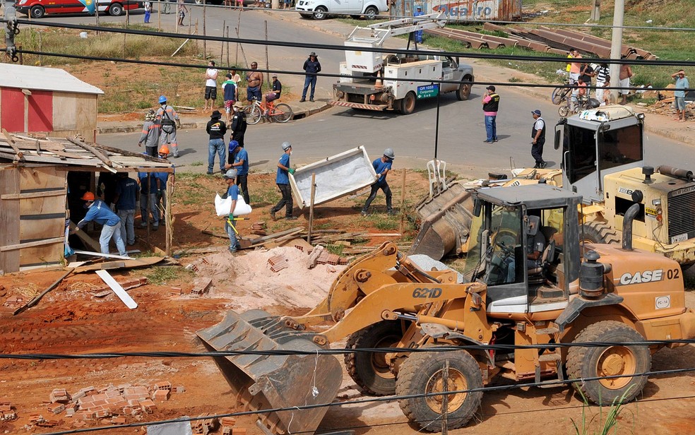 Operação da Agefis para derruba de construções em área pública em Samambaia, no Distrito Federal — Foto: Tony Winston/Agência Brasília