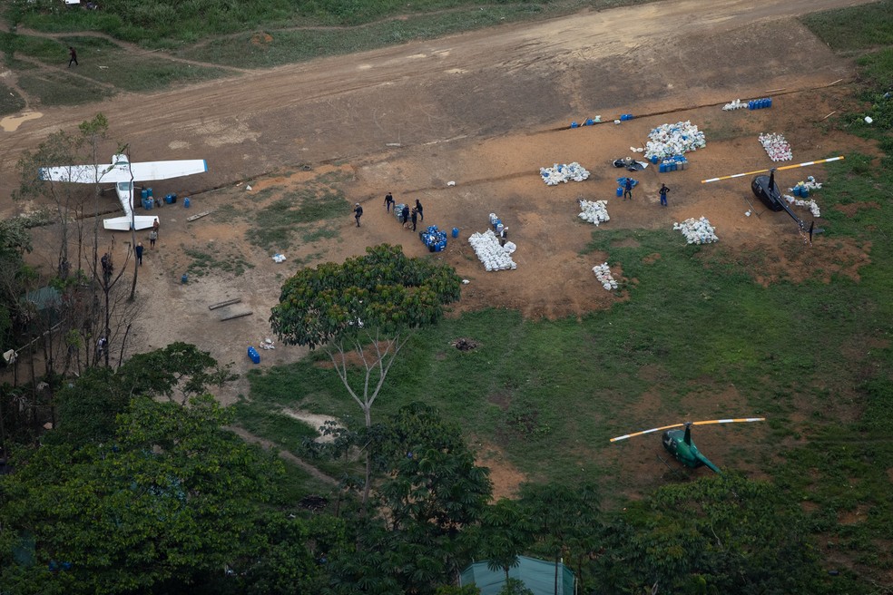 Aviões, helicópteros e galões de combustíveis também foram flagrados dentro da área explorada por garimpeiros na Terra Yanomami. — Foto: © Bruno Kelly/HAY/Arquivo