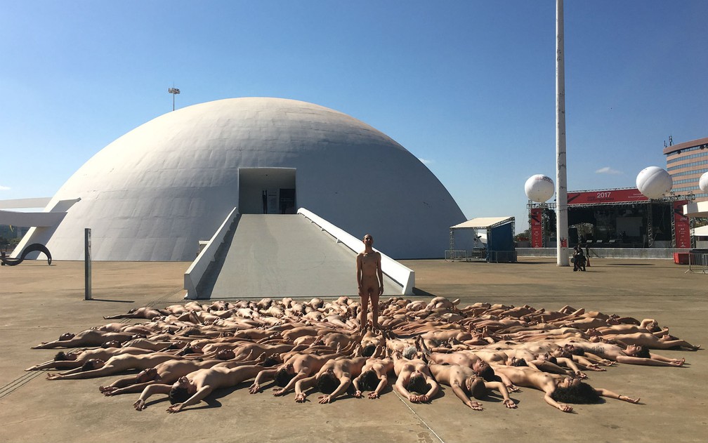 Pessoas nuas fazem formato de mandala e artista Maikon K. se posiciona no centro em frente ao Museu Nacional da República em Brasília (Foto: Luiza Garonce/G1)