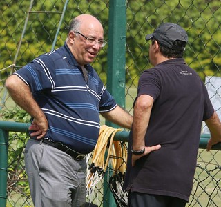 Ataíde Gil Guerreiro, vice-presidente de futebol do São Paulo, conversa com Muricy (Foto: Rubens Chiri / saopaulofc.net)