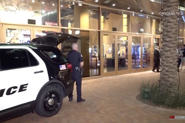 Polícia em frente do shopping localizado em Huntington Beach (Foto: Reprodução/TV)
