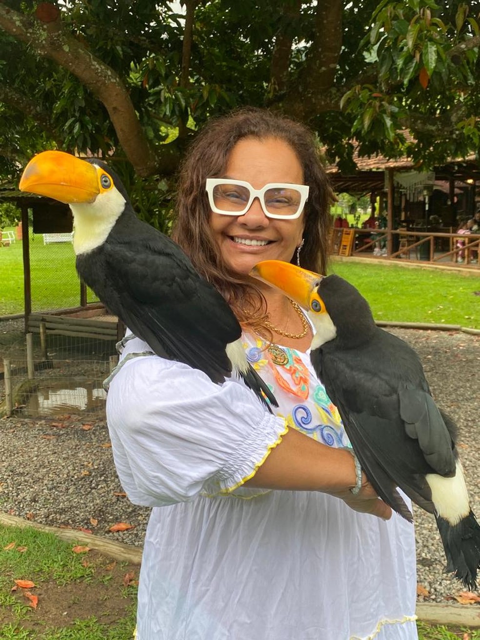 Solange Couto encantada com tucanos — Foto: Divulgação/ Luiz Gwyer