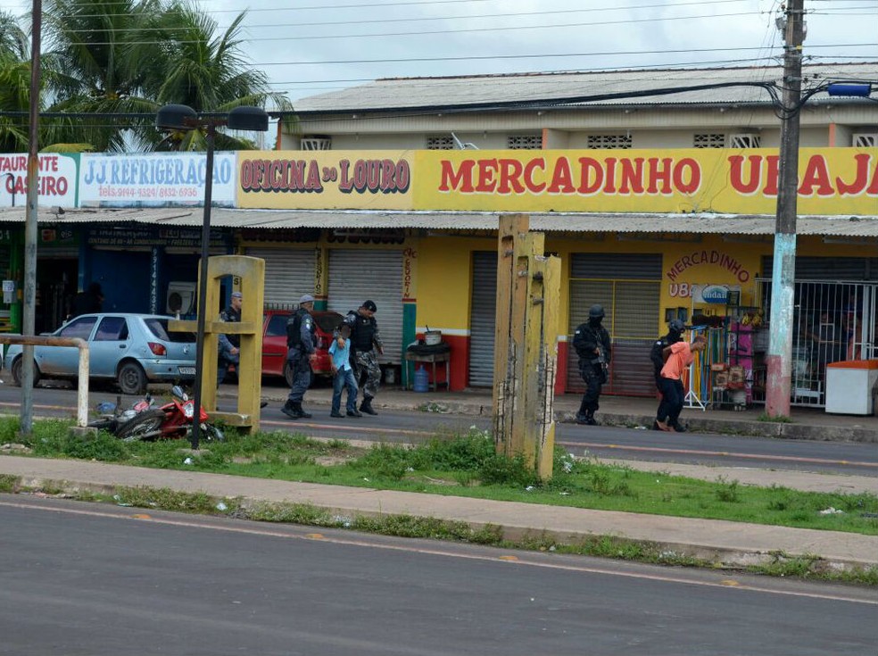 João Felipe foi o último que se entregou e liberou os reféns, entre eles uma criança (Foto: Jorge Abreu/G1)