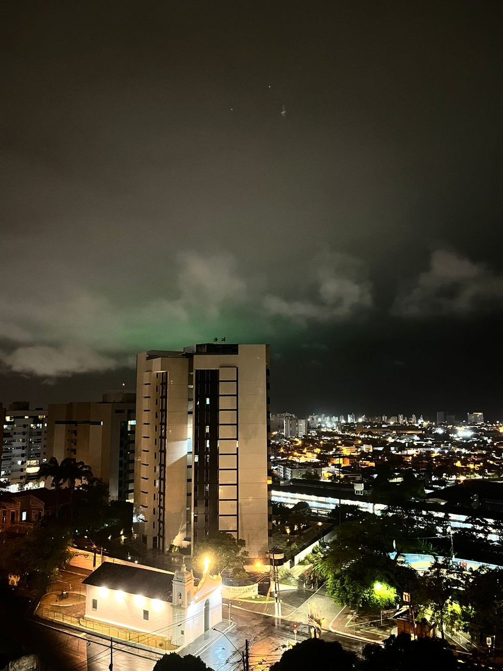 Coloração verde é registrada no céu de Maceió — Foto: Rosane Cavalcante/Arquivo pessoal