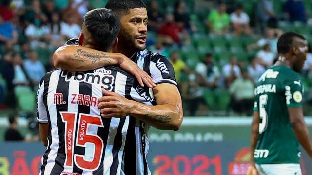 Hulk e Zaracho comemoram gol do Atlético-MG contra o Palmeiras