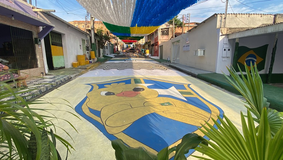 Rua também recebeu pinturas com imagens relacionadas a Copa do Mundo e seleção brasileira. — Foto: Patrick Marques/g1 AM
