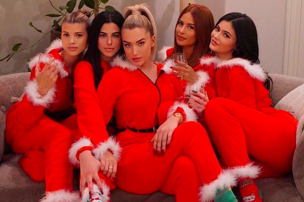 A socialite Kylie Jenner com as amigas com quem passou o Natal de 2020 e deixou de seguir no Instagram em 2021 (Foto: Instagram)