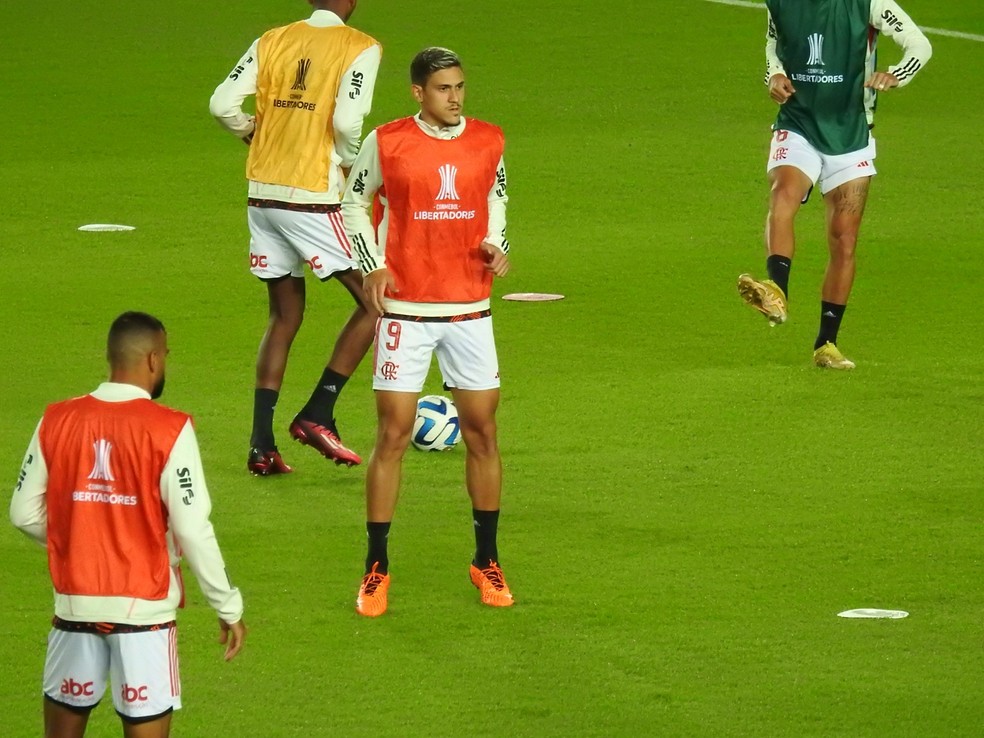 Pedro no aquecimento de Flamengo e Racing, pela Libertadores &mdash; Foto: Fred Gomes/ge