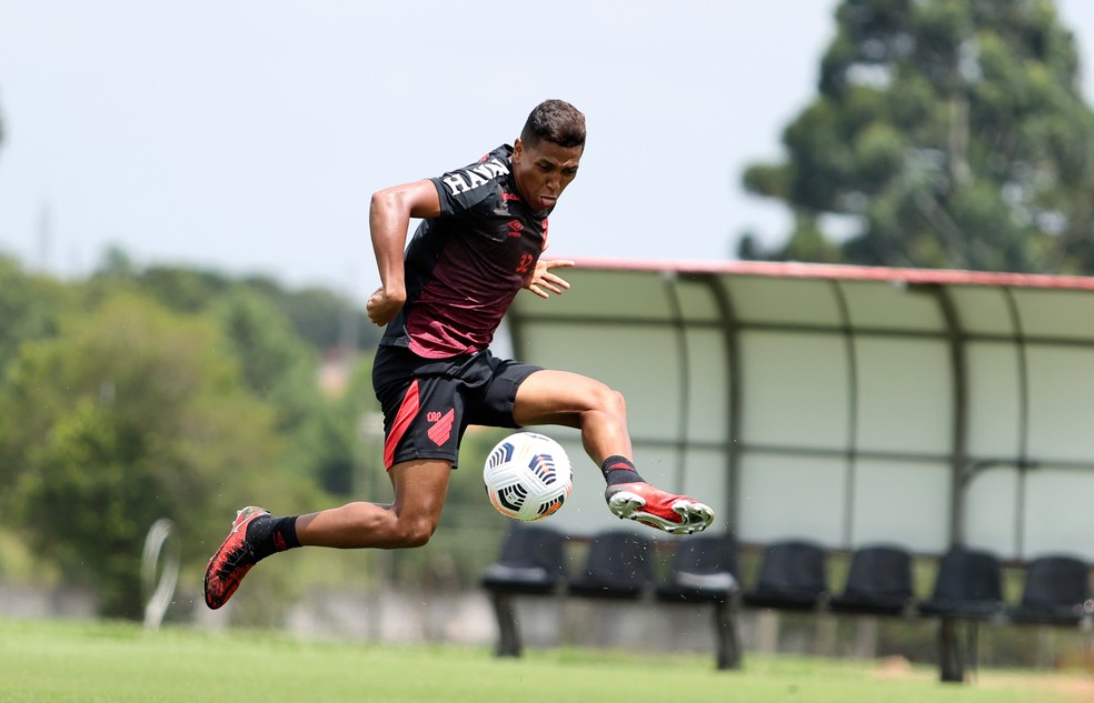 Pedro Rocha em treino pelo Athletico — Foto: Fabio Wosniak/Athletico