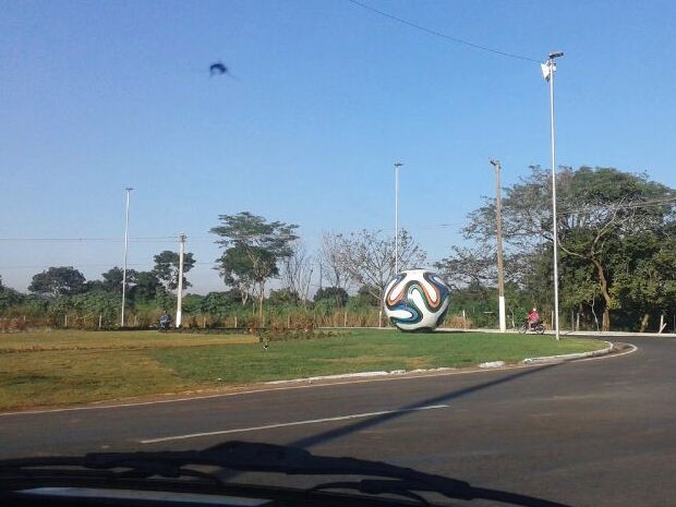 Bola gigante foi arrancada de suporte onde tinha sido instalada em Cuiabá. (Foto: Maraísa Marcondes/TVCA)
