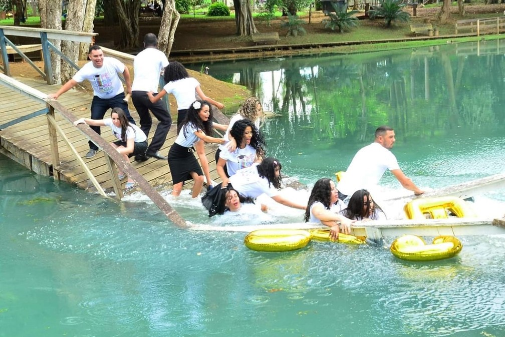 Alunos afundam em água após estrutura cair na sessão de fotos — Foto: Facebook/Reprodução