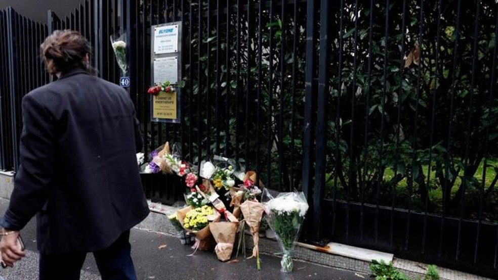 Franceses deixaram flores na porta do prédio de Lola. — Foto: Getty Images via BBC