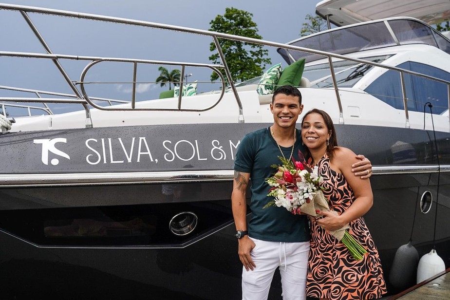 Thiago Silva presenteia a mulher, Belle Silva, com iate de luxo
