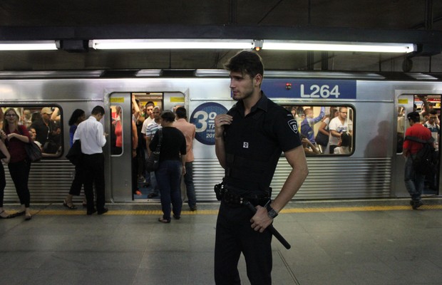 Guilherme Leão, durante expediente na estação da Sé, em São Paulo (Foto: Nathalia Tavolieri / Época)