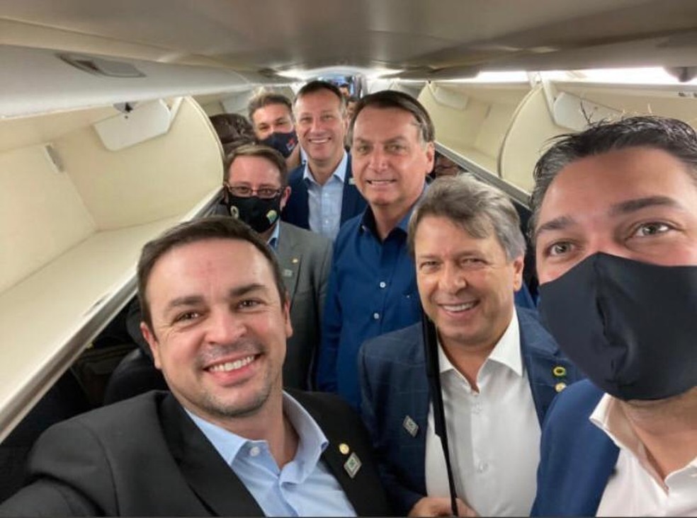 Bolsonaro com outros políticos dentro do avião. Grupo está próximo, e muitos não estão de máscara — Foto: Reprodução/@deputadosanderson/Instagram