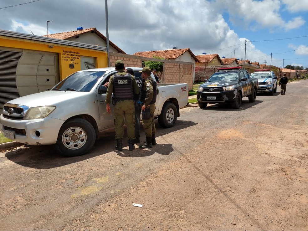 PolÃ­cia Militar prendeu os suspeitos no Residencial SalvaÃ§Ã£o â€” Foto: Sandro Vaughan/TV TapajÃ³s