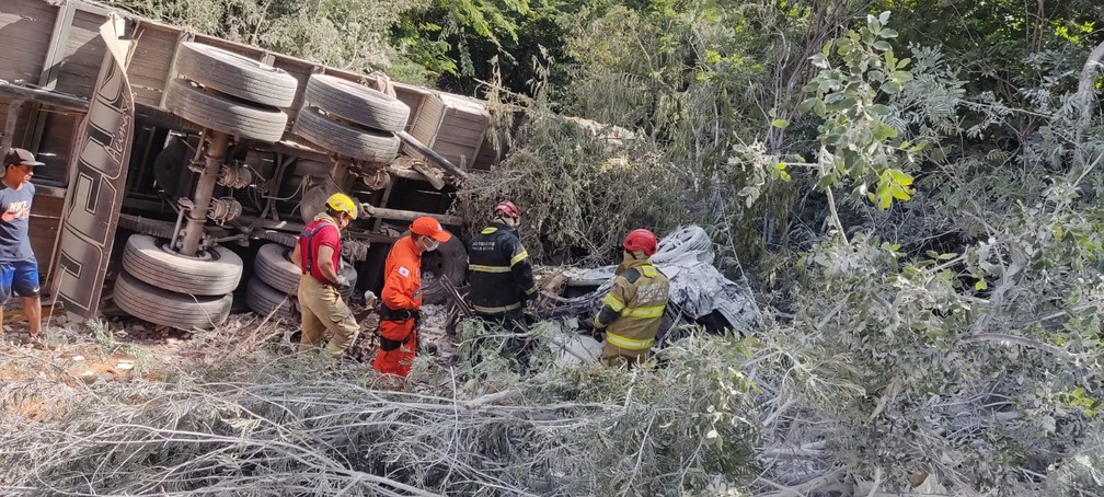Caminhão carregado com gesso e carro caíram em ribanceira — Foto: Corpo de Bombeiros/Divulgação